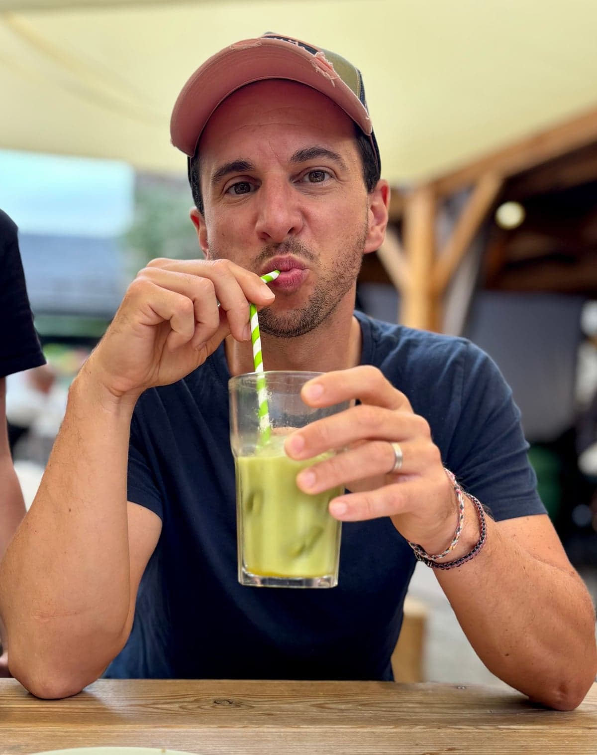Nicolas, éditeur de L'Atelier Insta, en terrasse